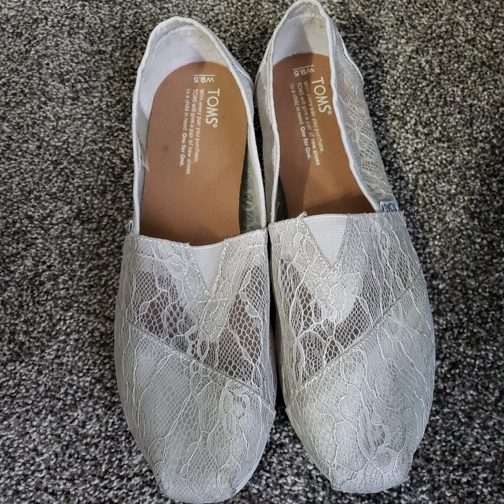Tom's gray lace shoes